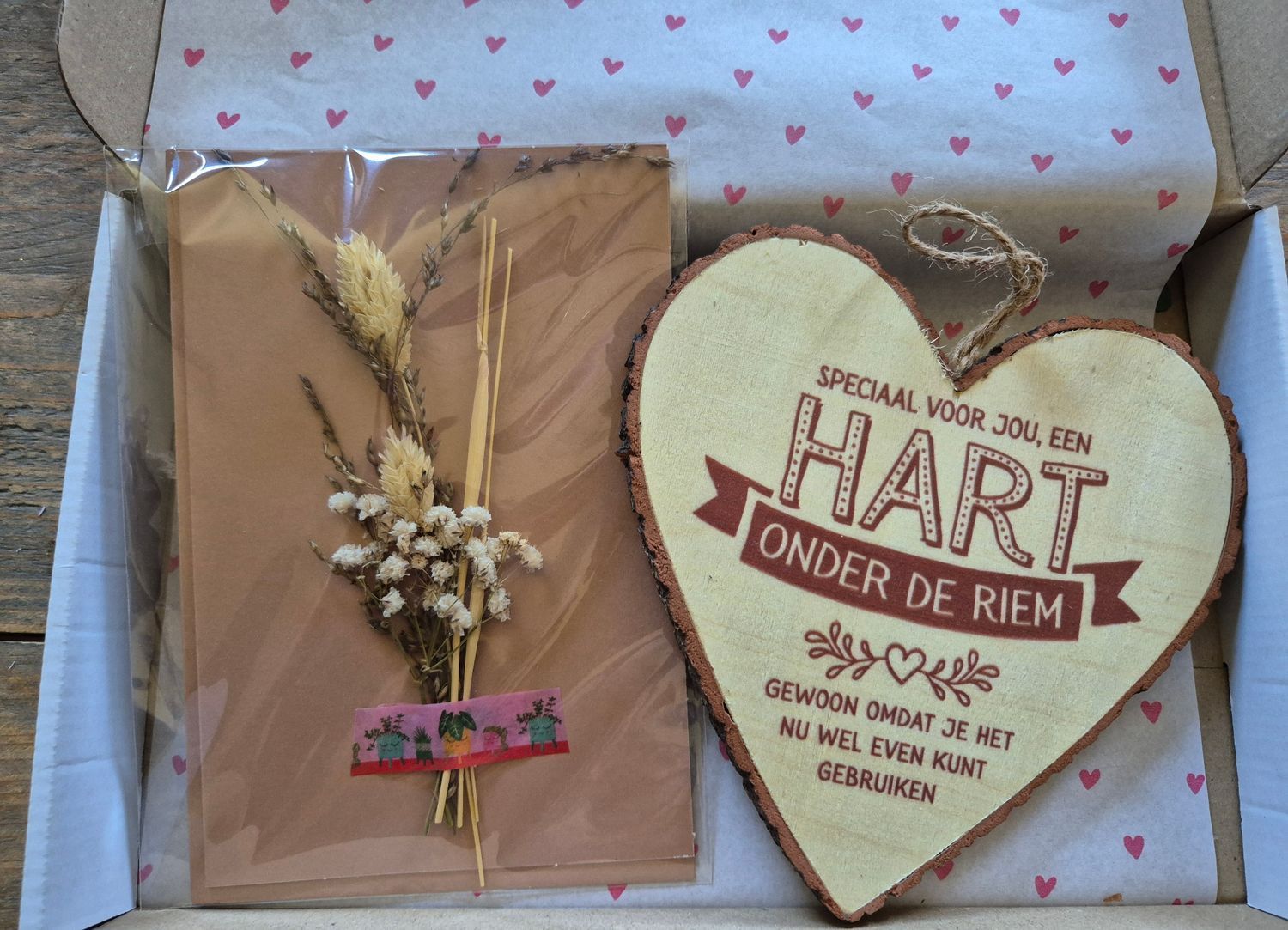Cadeautasje met gedroogde bloemen en een hartvormig bordje met de tekst