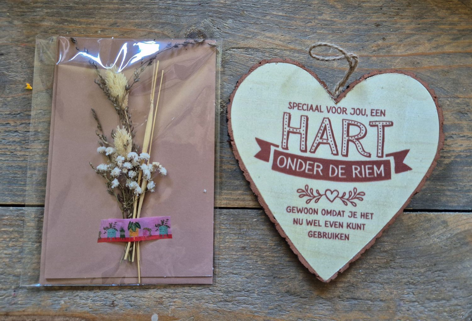 Cadeautasje met gedroogde bloemen en een hartvormig bordje met de tekst