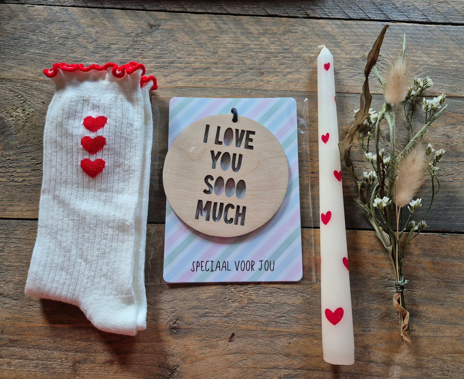 Romantische geschenkdoos met witte sokken en een kaartje met de tekst