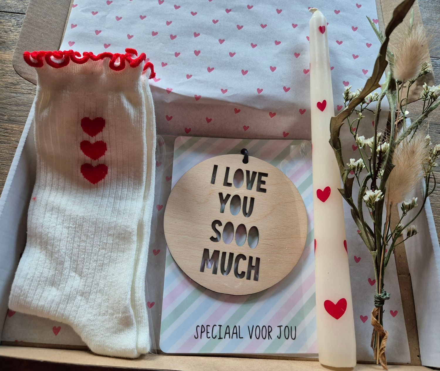 Romantische geschenkdoos met witte sokken en een kaartje met de tekst