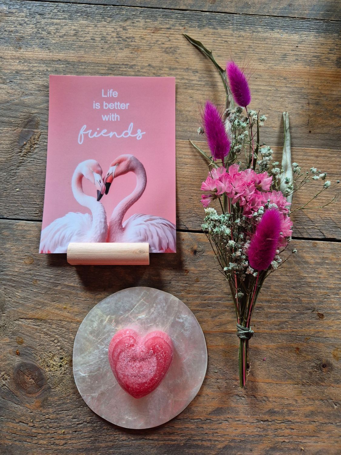 Cadeauverpakking met een kaartje met een roze flamingo, een hartvormig zeepje en gedroogde roze bloemen, met een briefje met de tekst