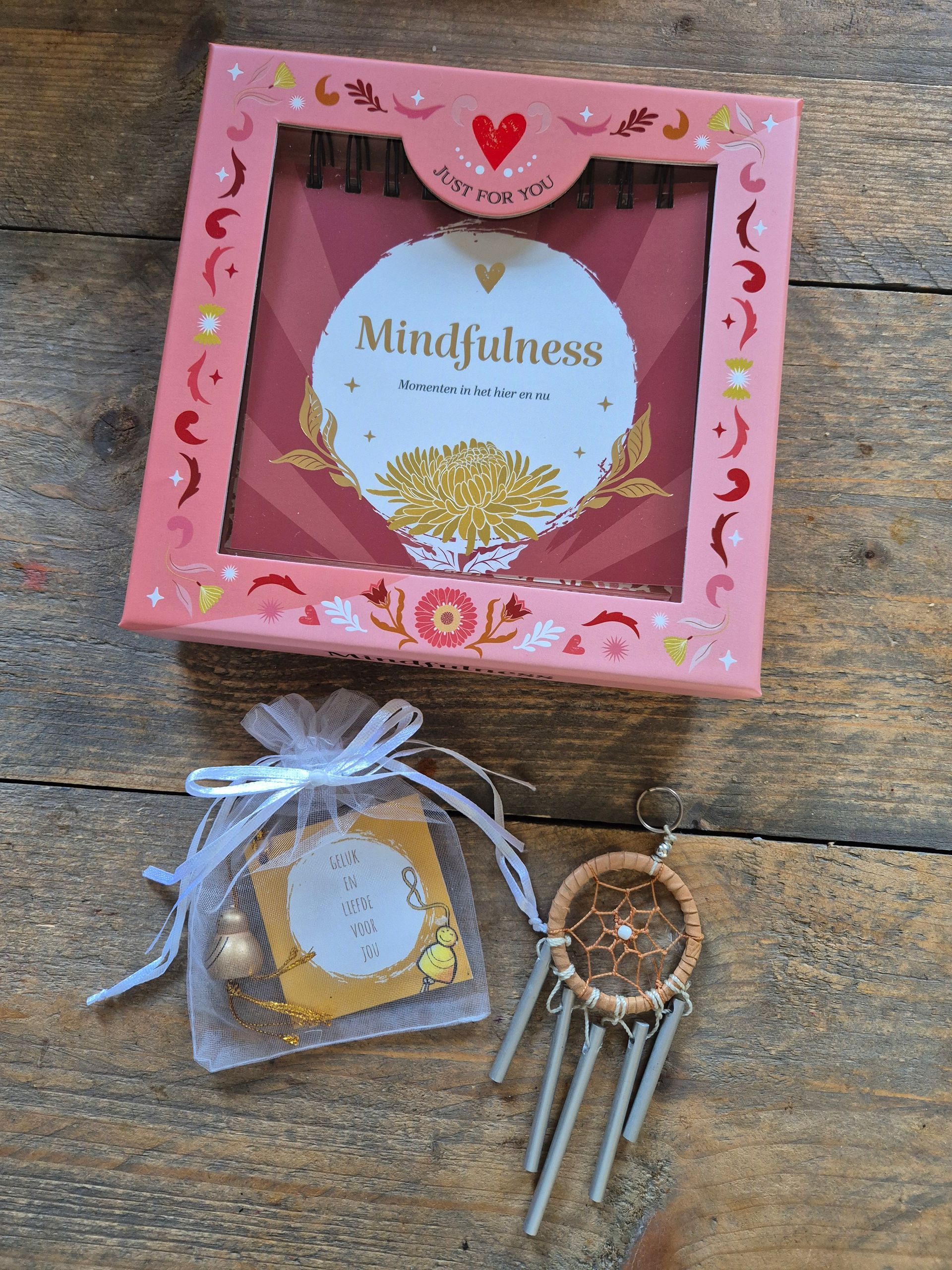 Mintgroene geschenkdoos en hartvormig kaartje op hout, met de Nederlandse tekst