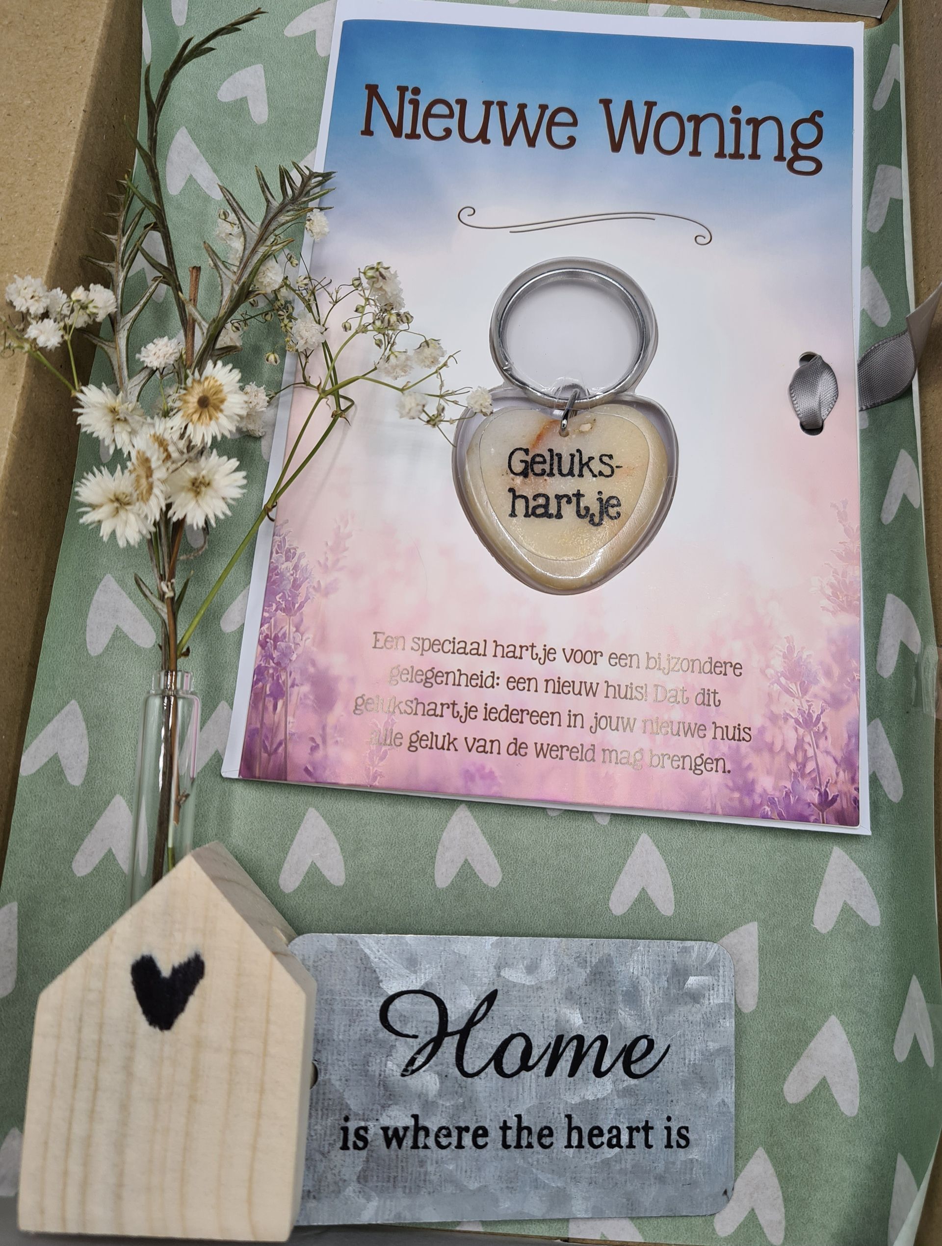 Decoratieve cadeaupresentatie met een kaartje