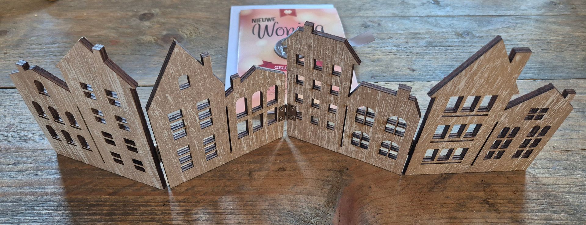 Een dorpsdecoratie van wit papier met een roze