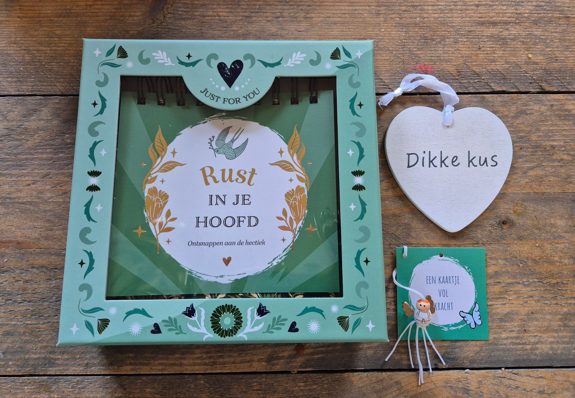 Mintgroene geschenkdoos en hartvormig kaartje op hout, met de Nederlandse tekst