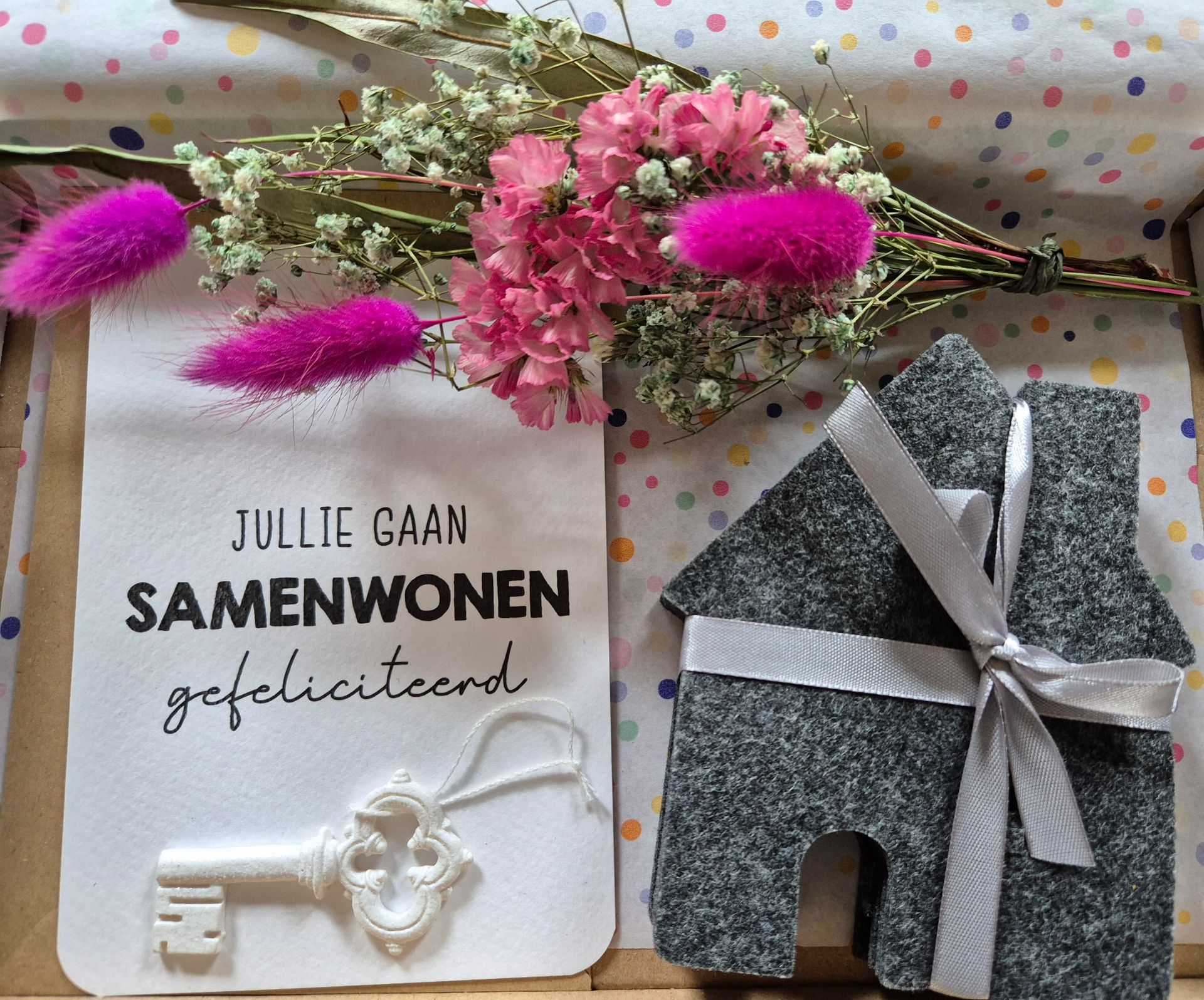 Cadeauset met roze bloemen, een gepersonaliseerde