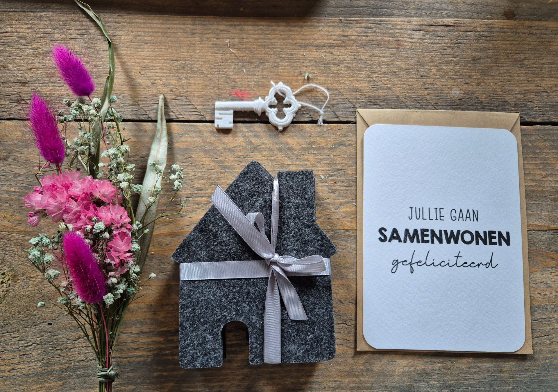 Cadeauset met roze bloemen, een gepersonaliseerde