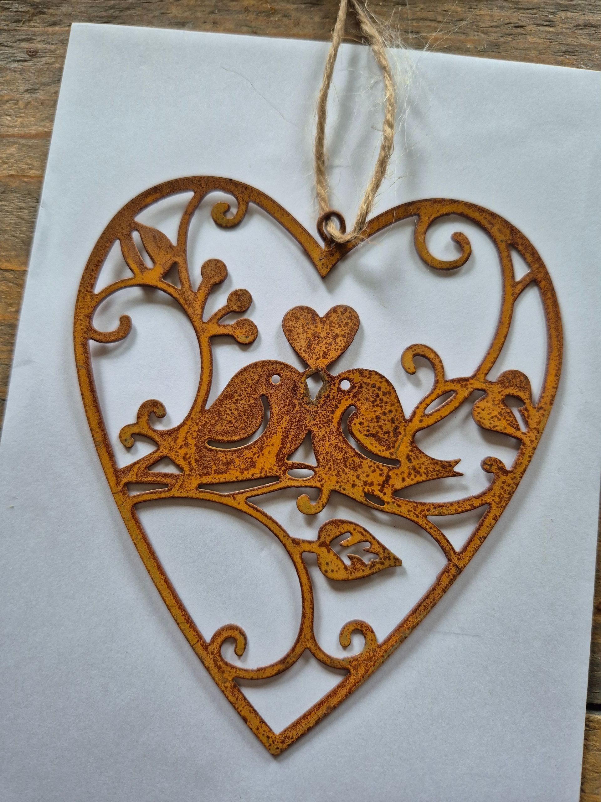 Kaartjes voor meneer en mevrouw, één met zwarte tekst en één met een gouden hartje en touwtje.