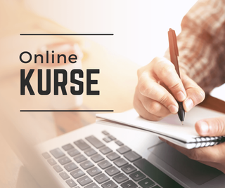 Onlinekurse Eine Person schreibt in ein Notizbuch, während sie einen Laptop verwendet.