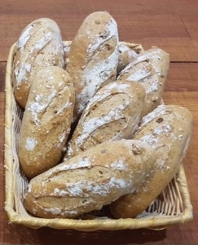 pane alle noci in un cestello