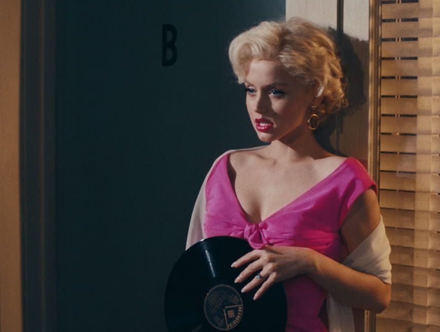 Ana de Armas as Marilyn Monroe, in a pink dress