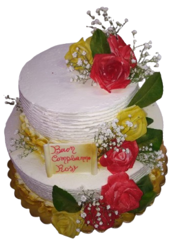 Una torta di compleanno con rose e gypsophila sopra