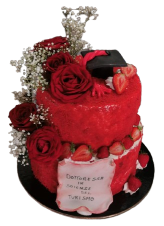 Una torta rossa con fragole e rose sopra