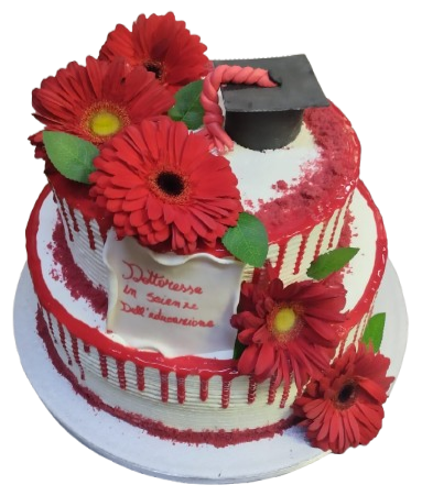 Una torta con fiori rossi e un cappello di laurea in cima