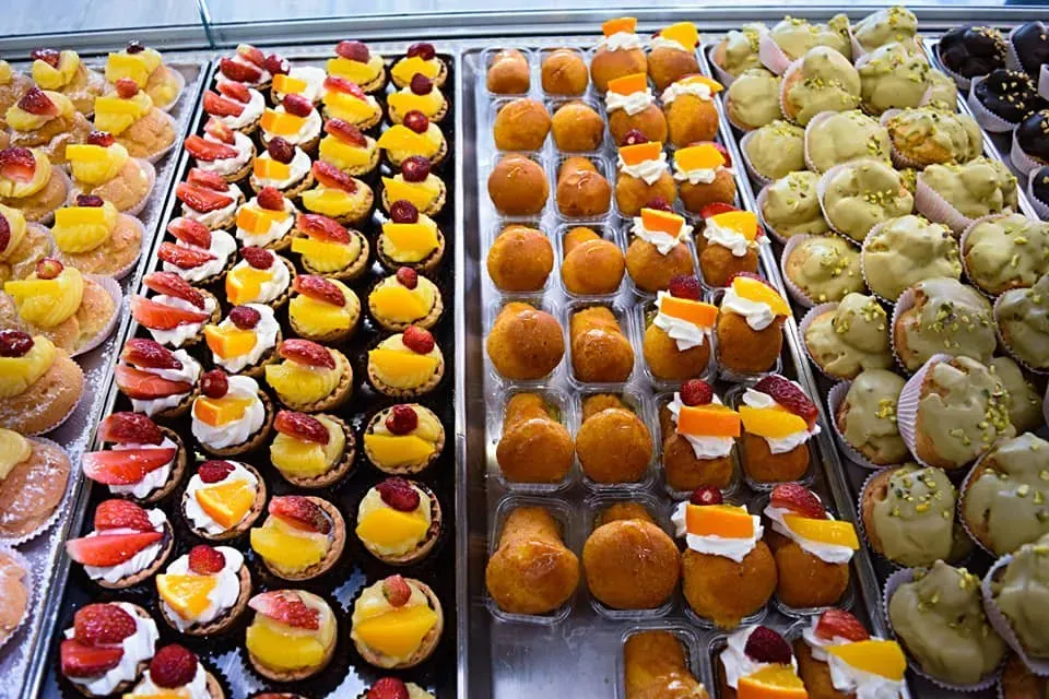 In una panetteria sono esposti vari tipi di dolci.