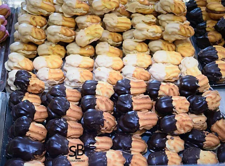 Un mucchio di diversi tipi di biscotti con sopra il cioccolato