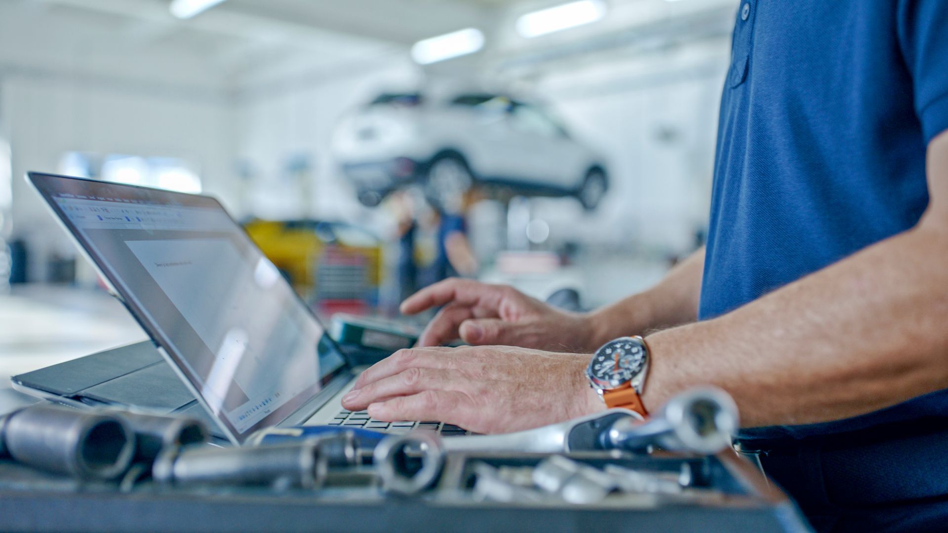 cofano aperto di un'auto
