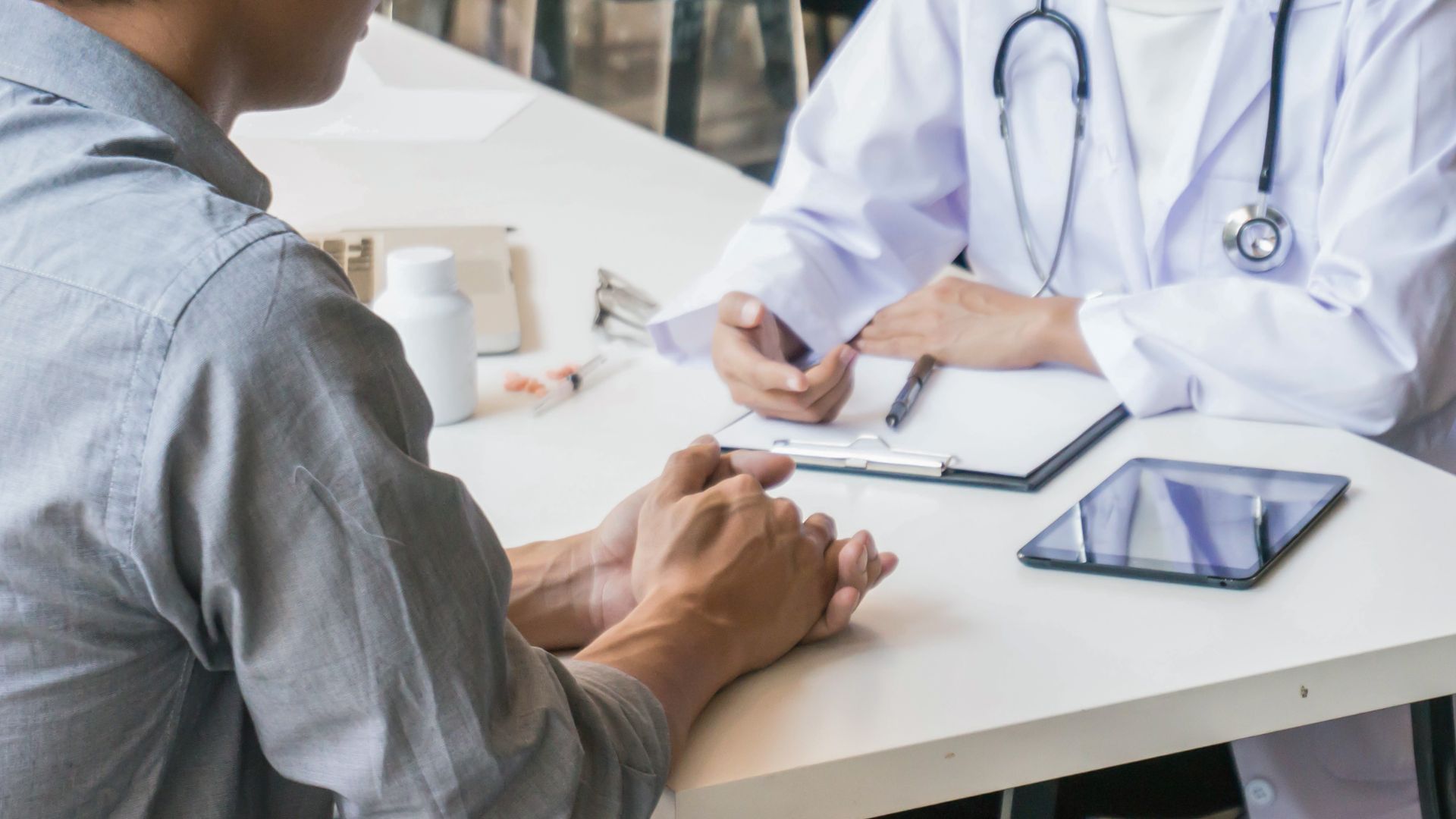 Profissional da saúde em ambiente hospitalar utilizando EPI durante atividade com exposição a agente