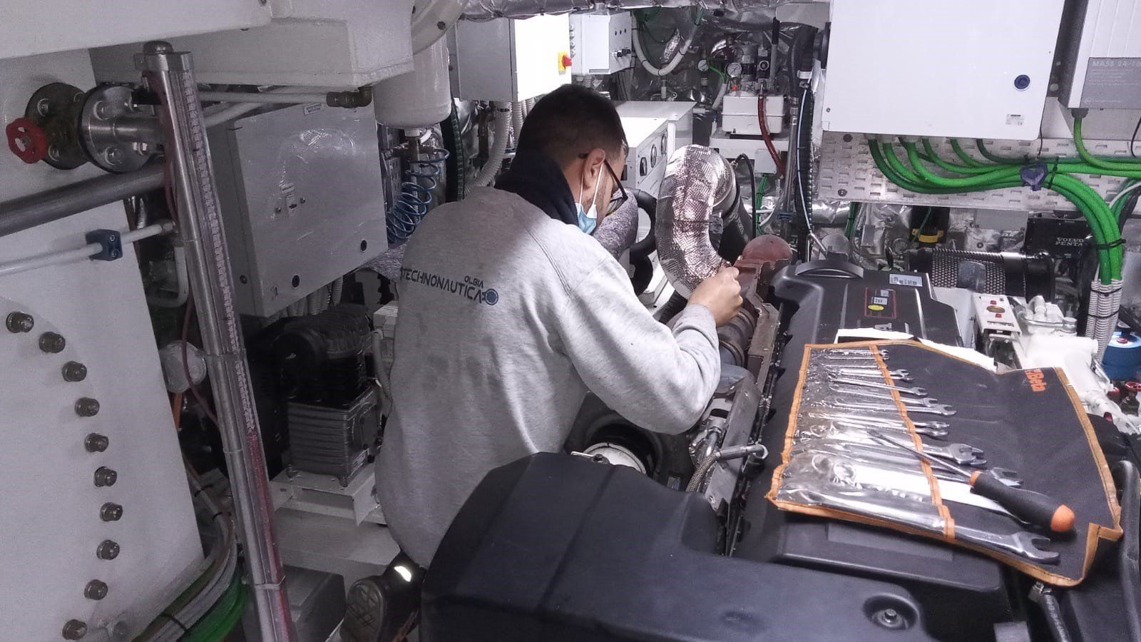 Volvo boat engine workshop