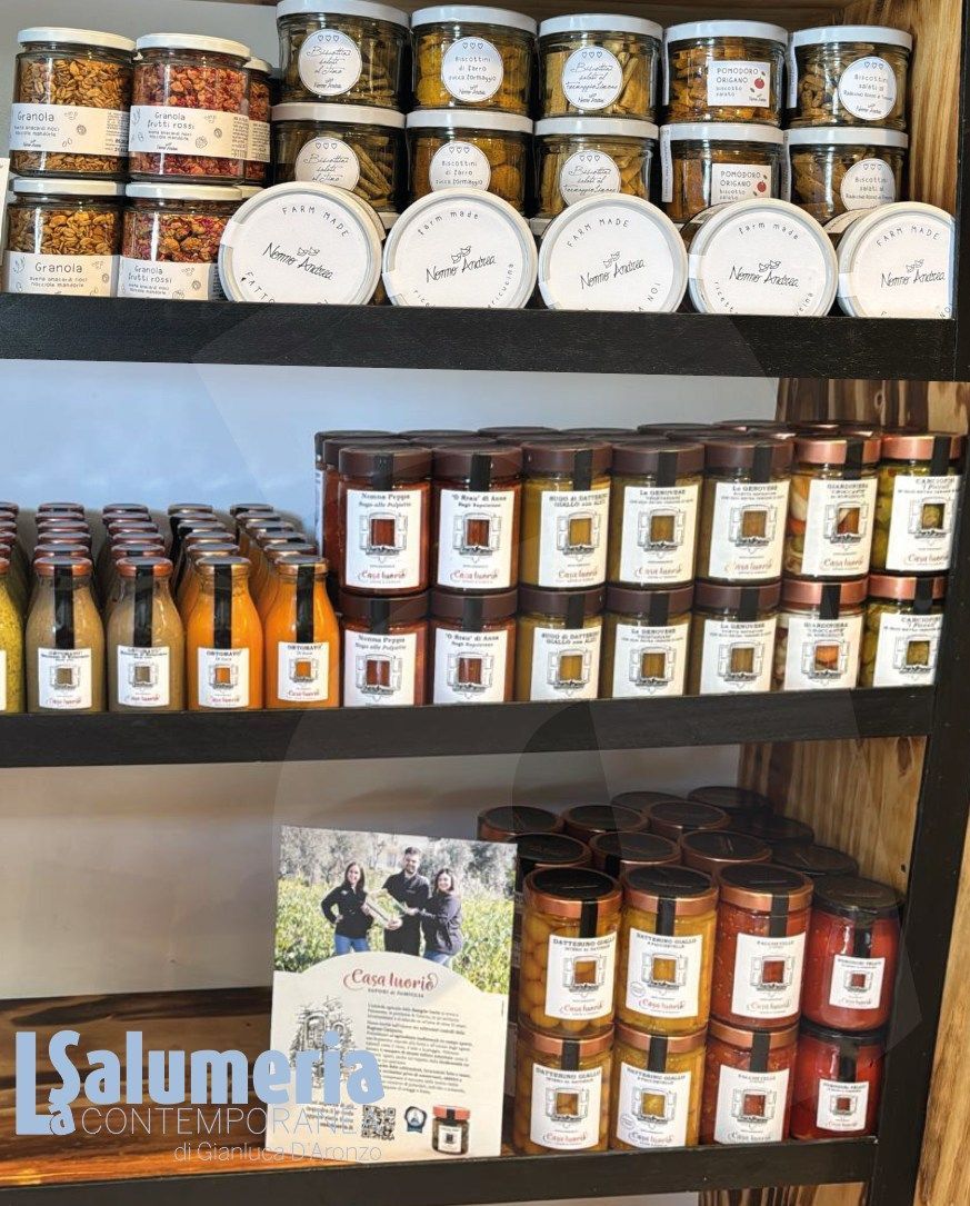Scaffali pieni di barattoli di conserve e sottaceti in un negozio di alimentari specializzati.