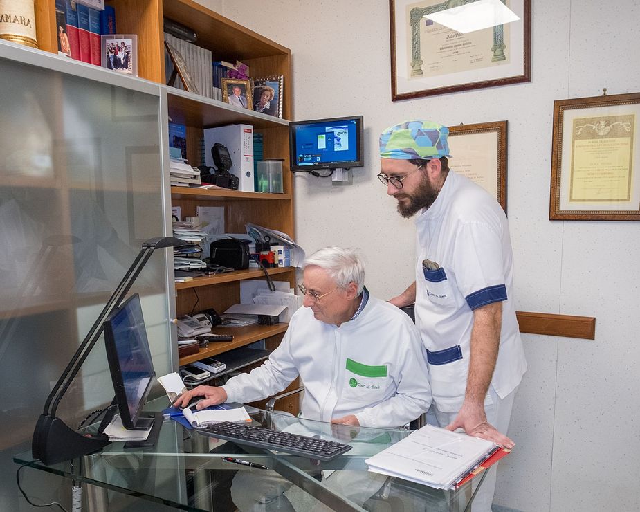 Dottore dello Studio Dentistico Vitale in studio moderno