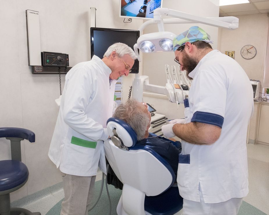 Dentista con scansione 3D