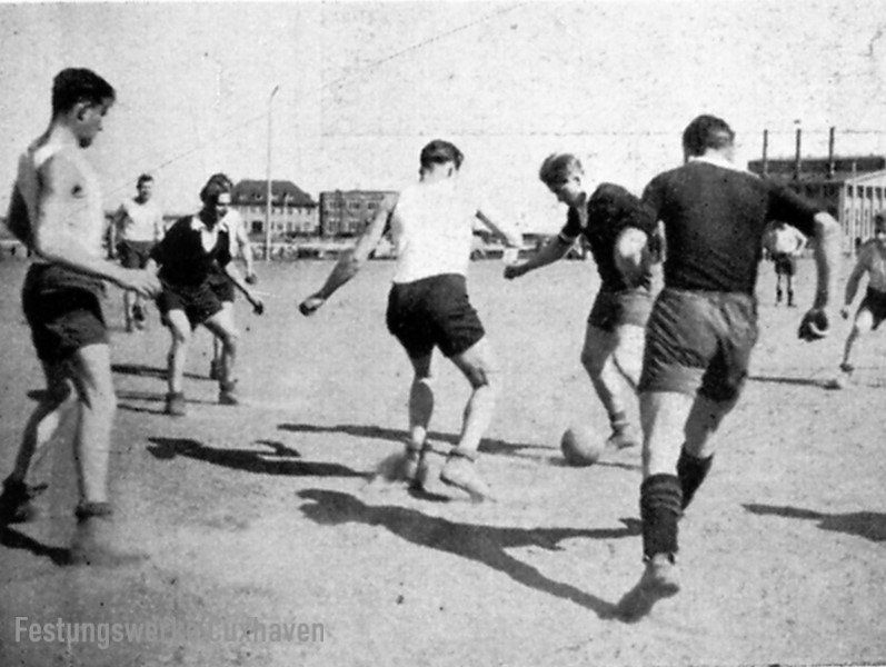 Fußballspiel auf dem Sportplatz des Minensucherhafens.