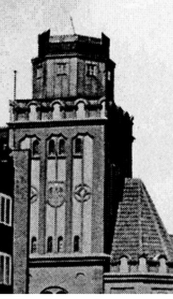 Ein Foto nach 1939, das Geschütz auf dem Turm ist bereits montiert.