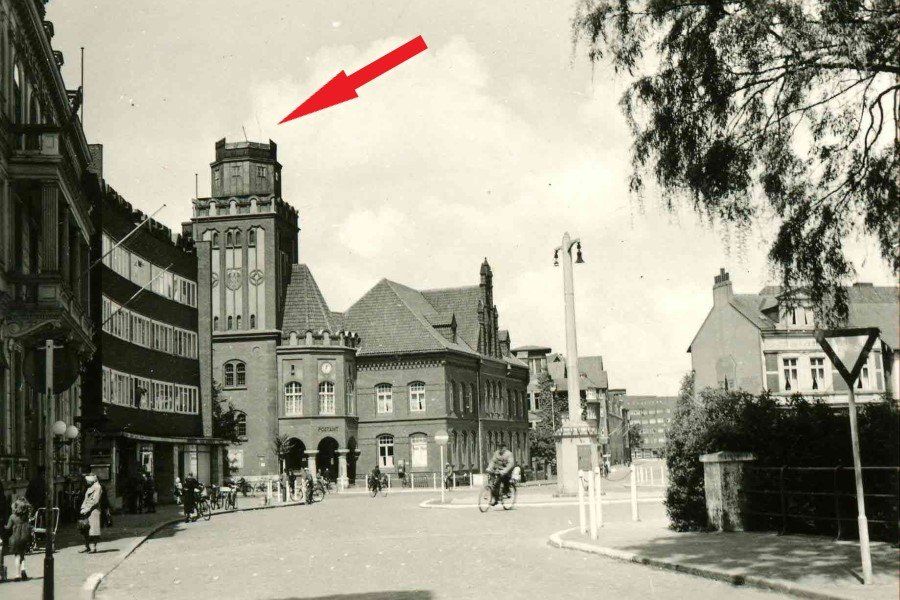 Kaemmererplatz (Heute Buttplatz) mit dem Hauptpstamt. (Quelle: Stadtarchiv Cuxhaven)