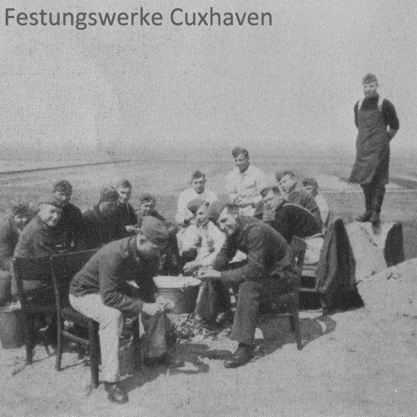 Gemeinsames Kartoffeln schälen.