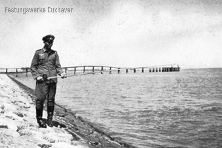 Angeln an der Elbe, im Hintergund der Anleger der Quarantänestation.