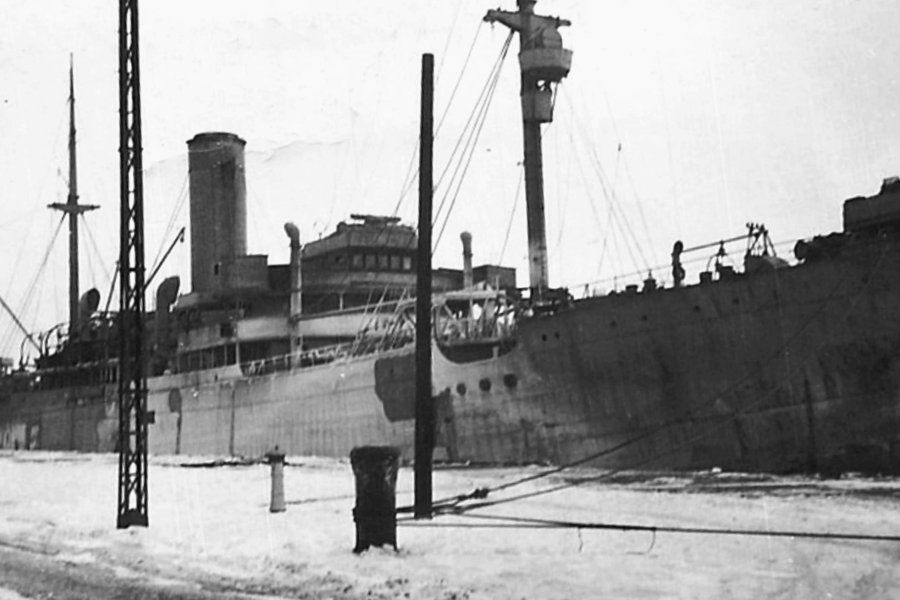 Ein Sperrbrecher am Steubenhöft in Cuxhaven.