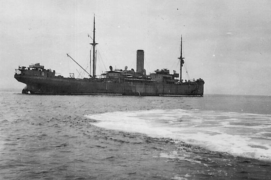 Das Schiff hat wieder abgelegt und geht in Fahrt.
