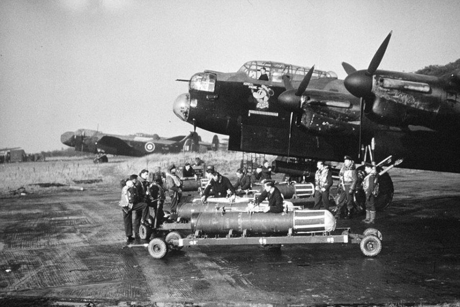 Eine Avro Lancaster wird mit MK 1. Minen beladen.