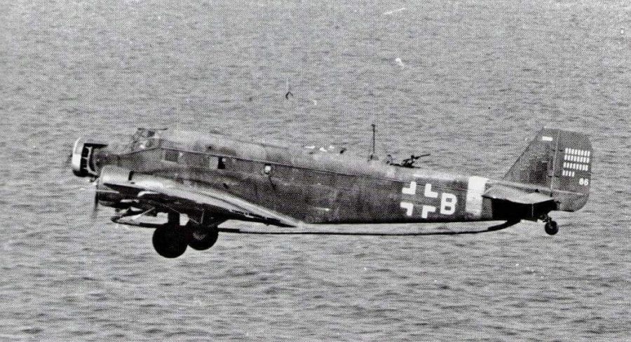Eine Junkers Ju 52/3m, mit Magnetring über der See.