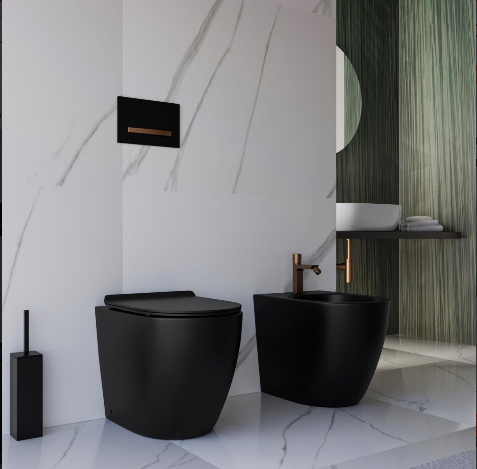 Moderno bagno nero con WC, bidet, rubinetto dorato e pareti in marmo.