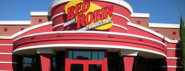The front of a red robin restaurant with a blue sky in the background.