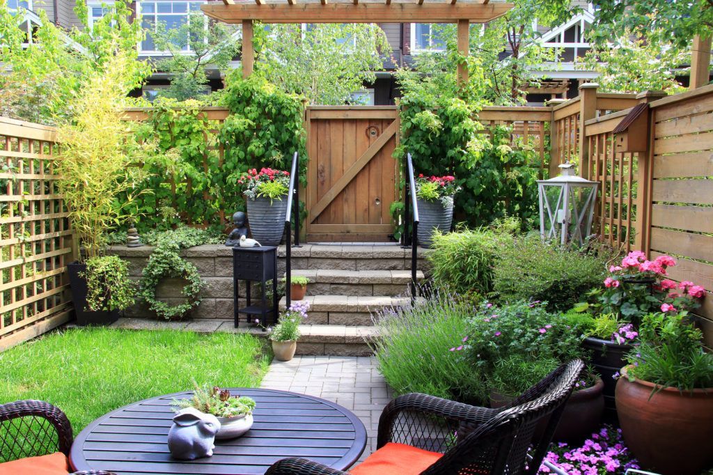 There is a table and chairs in the backyard.
