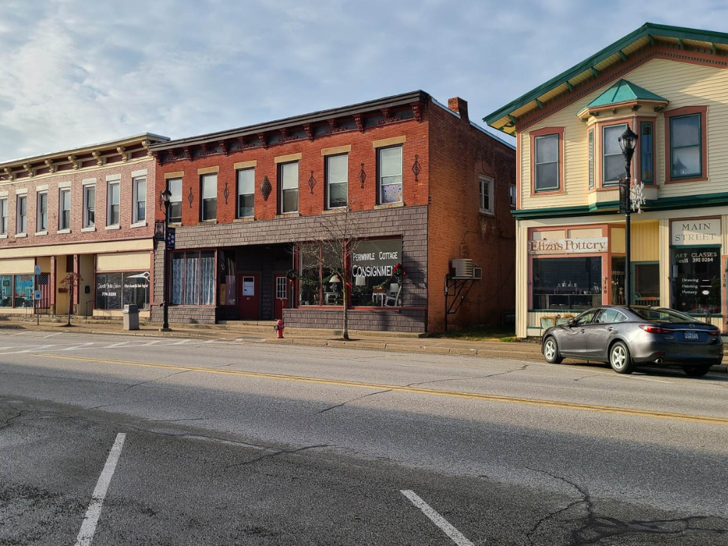 Main St in Girard