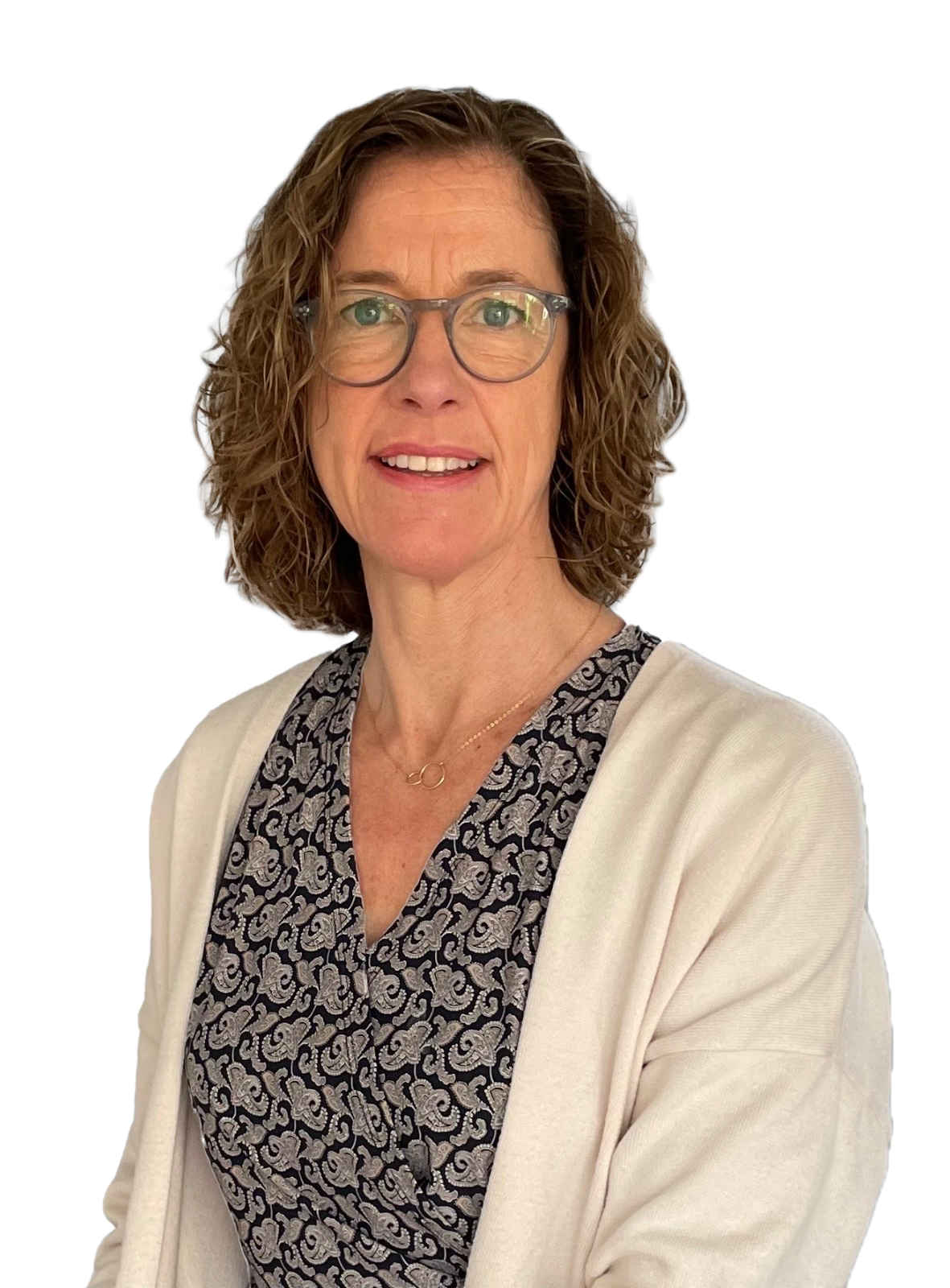Vrouw met bril en top en vest lachend