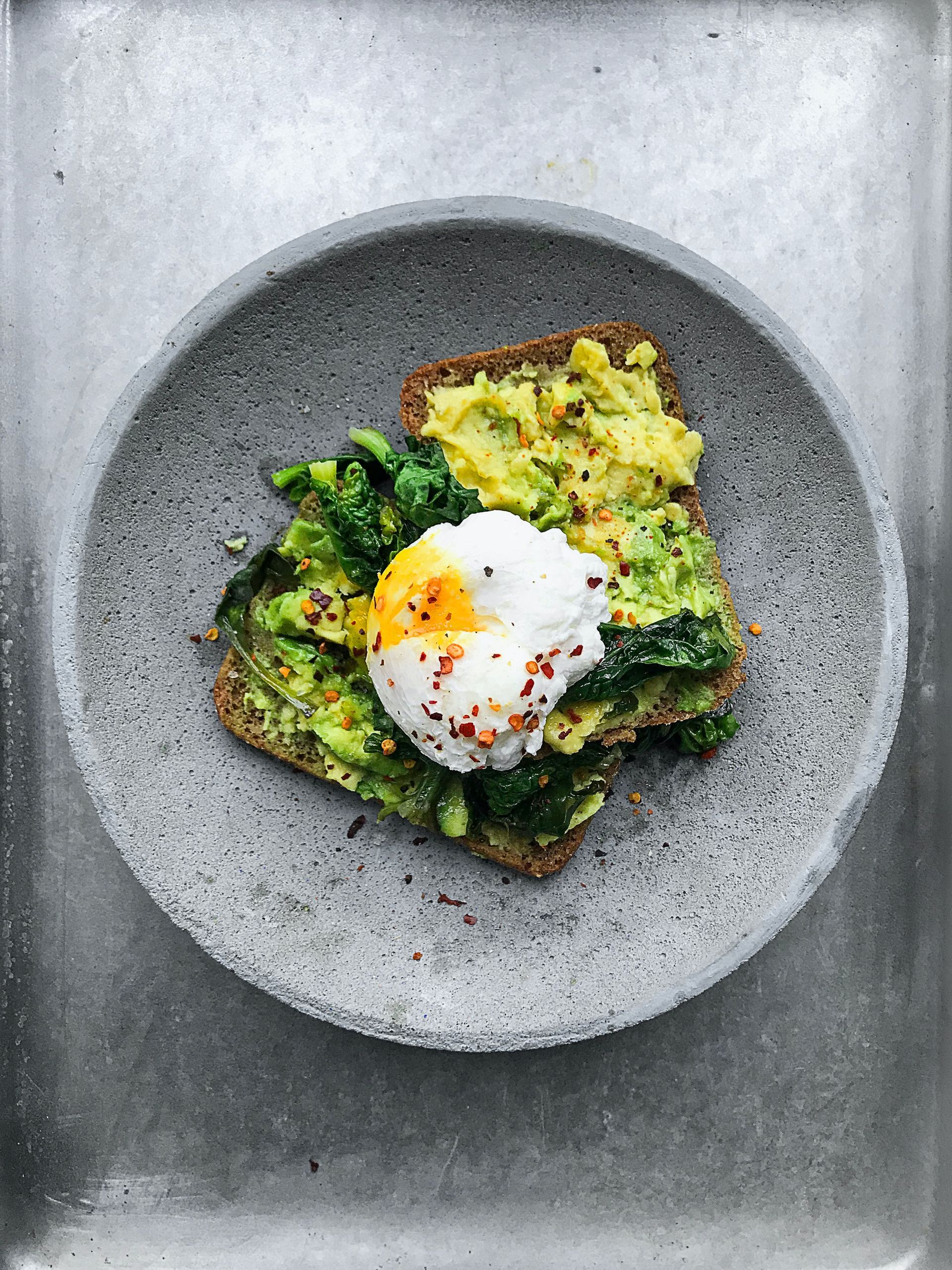 Cracker met avocado en gepocheerd ei