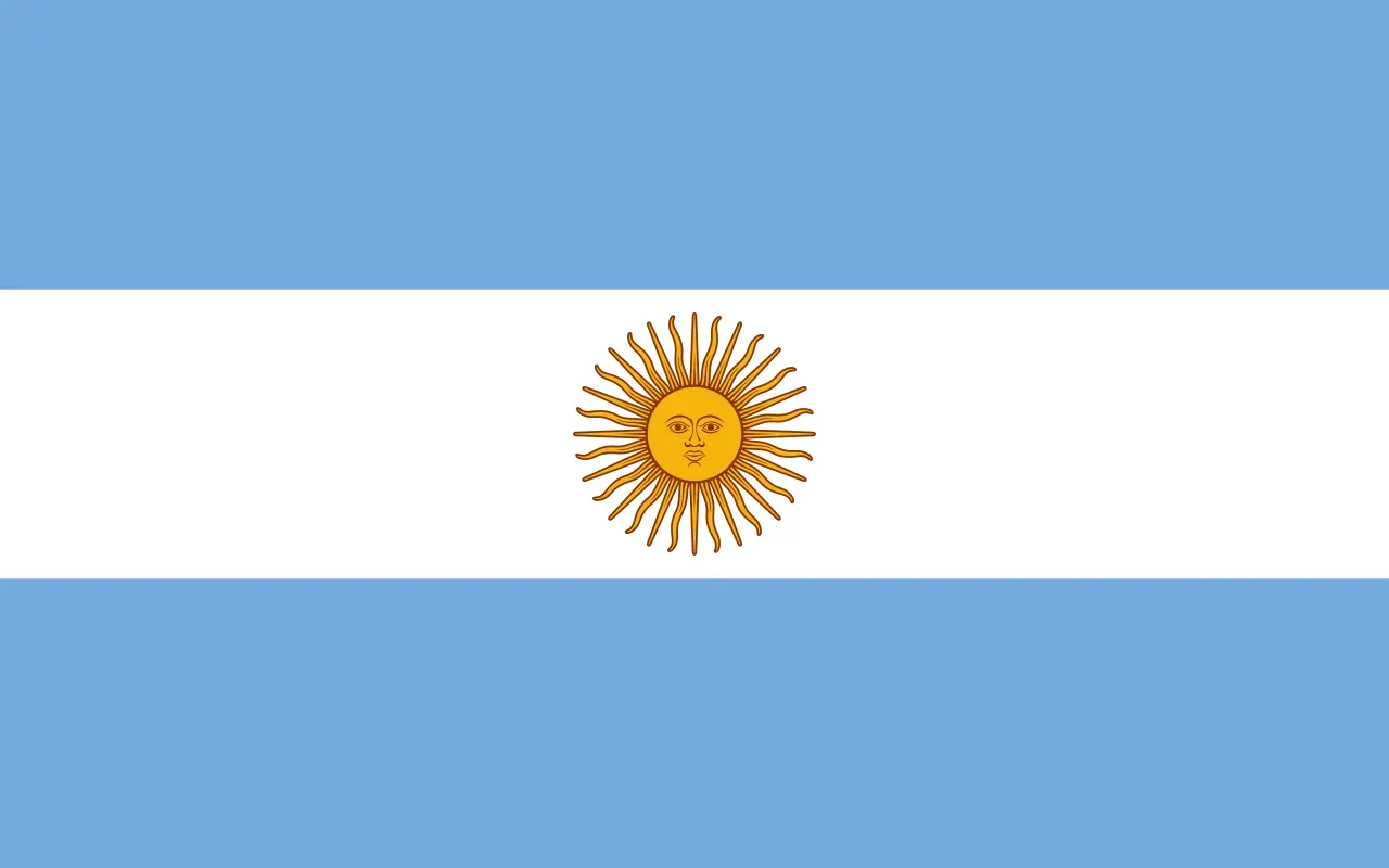 Bandera argentina con franjas azul claro y blancas y un emblema de sol dorado en el centro.