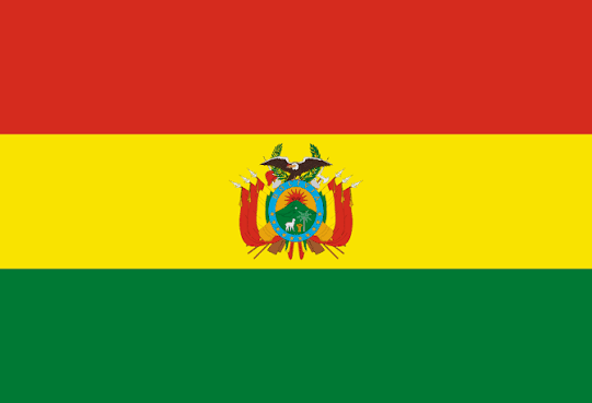 Bandera de Bolivia con franjas horizontales rojas, amarillas y verdes y el escudo nacional centrado.