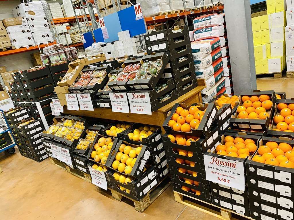 1. Frisches Obst in Kisten im Laden
2. Bunte Früchte in Kisten im Geschäft
3. Saftige Orangen und andere Früchte in Kisten