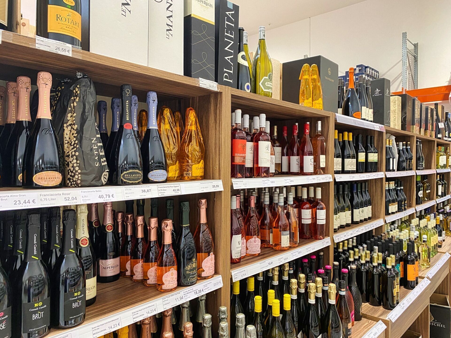 Ein Weinladen mit Regalen voller Flaschen. Eine große Auswahl an Weinen aus aller Welt. Perfekt für Weinliebhaber!