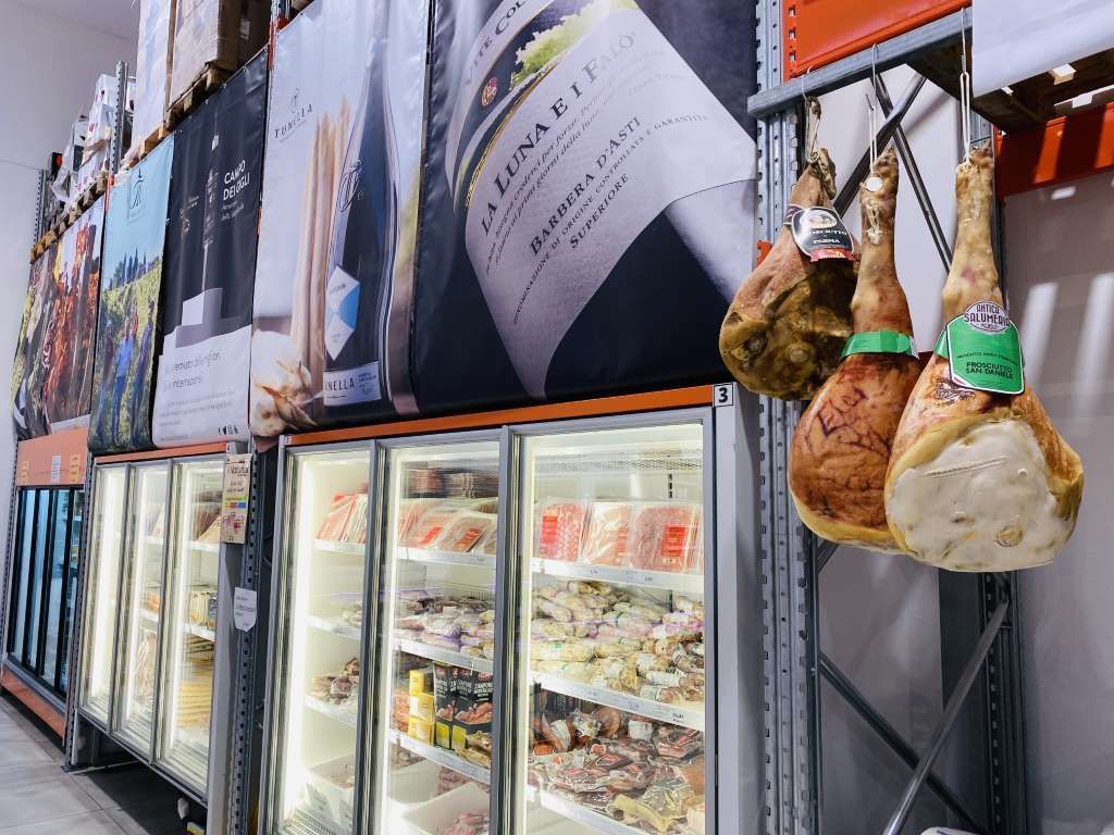 Ein Geschäft mit einer großen Auswahl an Fleisch und Käse in Kühlschränken. Lecker! ?? #Feinschmecker #Lebensmittel