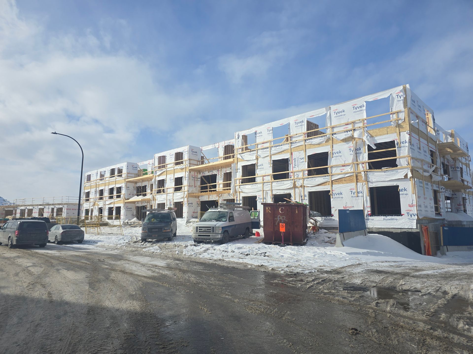 Regardant un grand bâtiment avec un ciel bleu en arrière-plan