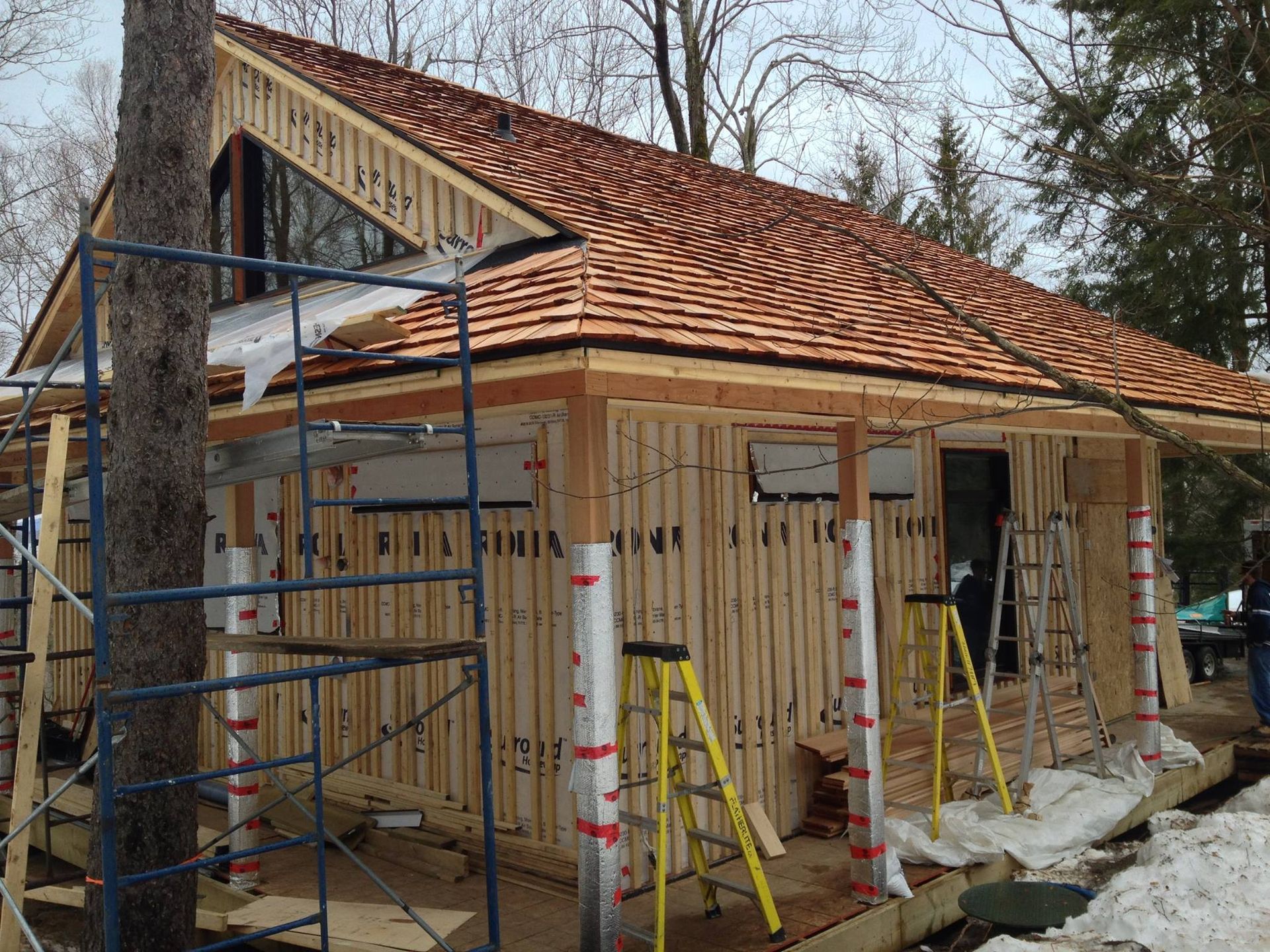 Une maison en construction avec un toit en bois