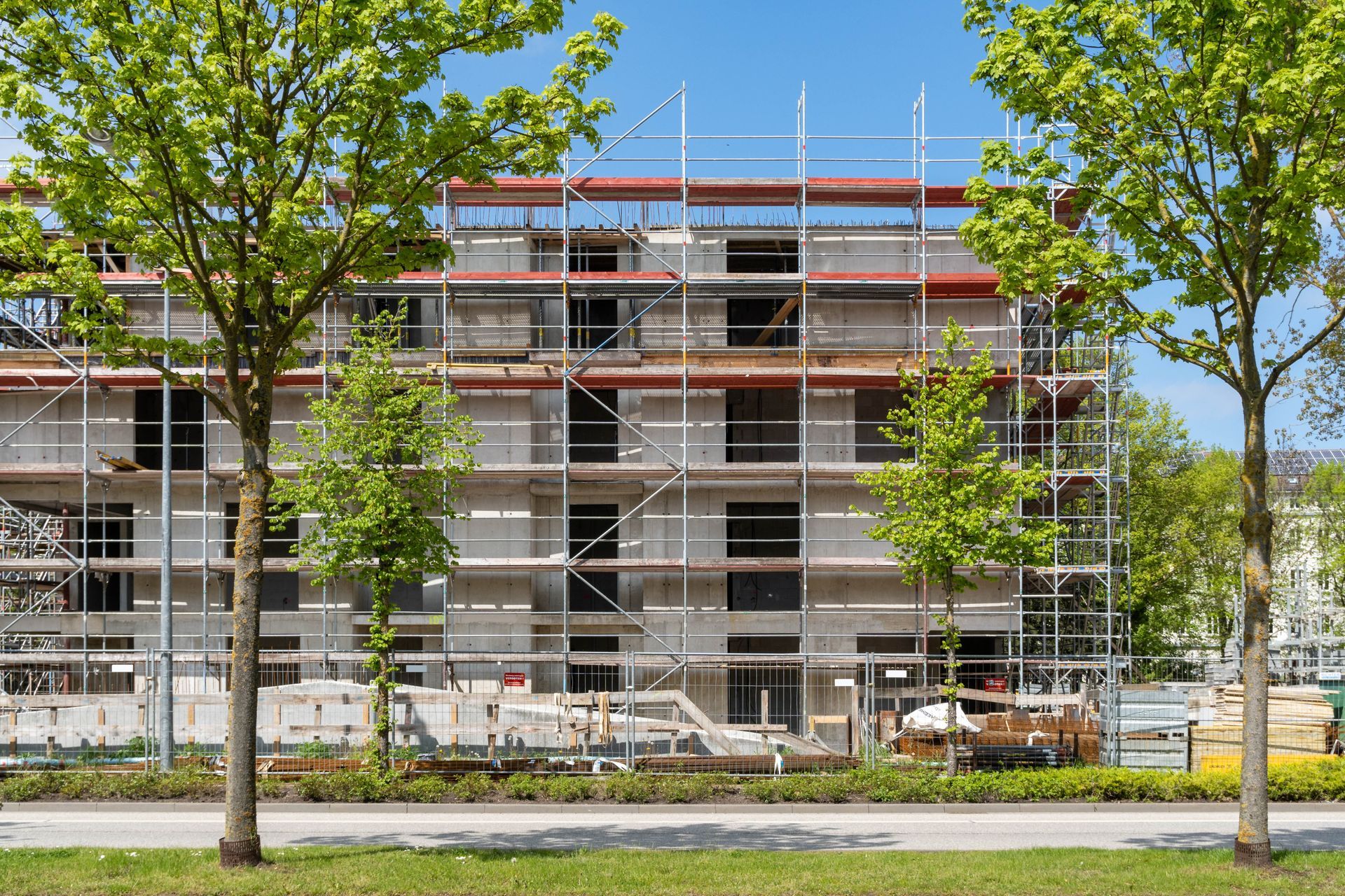 Regardant un grand bâtiment avec un ciel bleu en arrière-plan