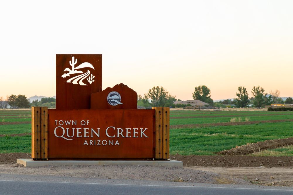 A sign for the town of queen creek arizona